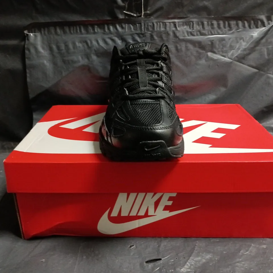 BOXED PAIR OF NIKE P-6000 TRAINERS IN BLACK SIZE UK 10