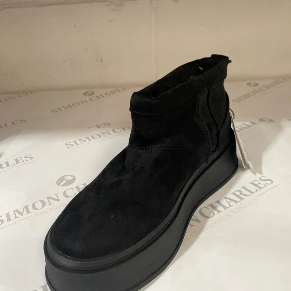 PAIR OF ZARA BLACK SHOES SIZE 38