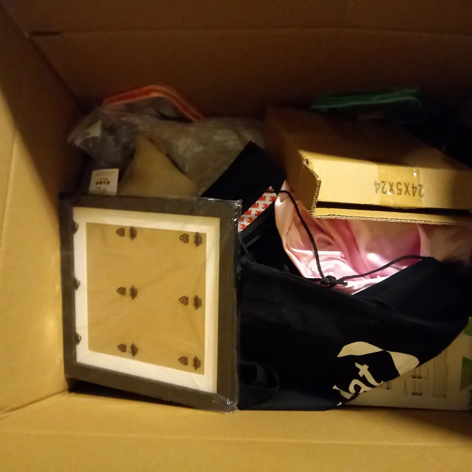 BOX OF APPROXIMATELY 25 ASSORTED ITEMS TO INCLUDE MOP HEADS, SAYTA NAG CHAMPA SANDALWOOD INCENSE, BASICS POWER EXTENSION LEAD, ETC