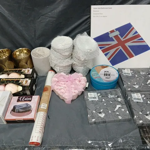 LARGE BOX OF APPROXIMATELY 12 ASSORTED HOUSEHOLD GOODS TO INCLUDE CANDLE HOLDERS, BATH BOMBS, AND SAUCE CUPS ETC. 
