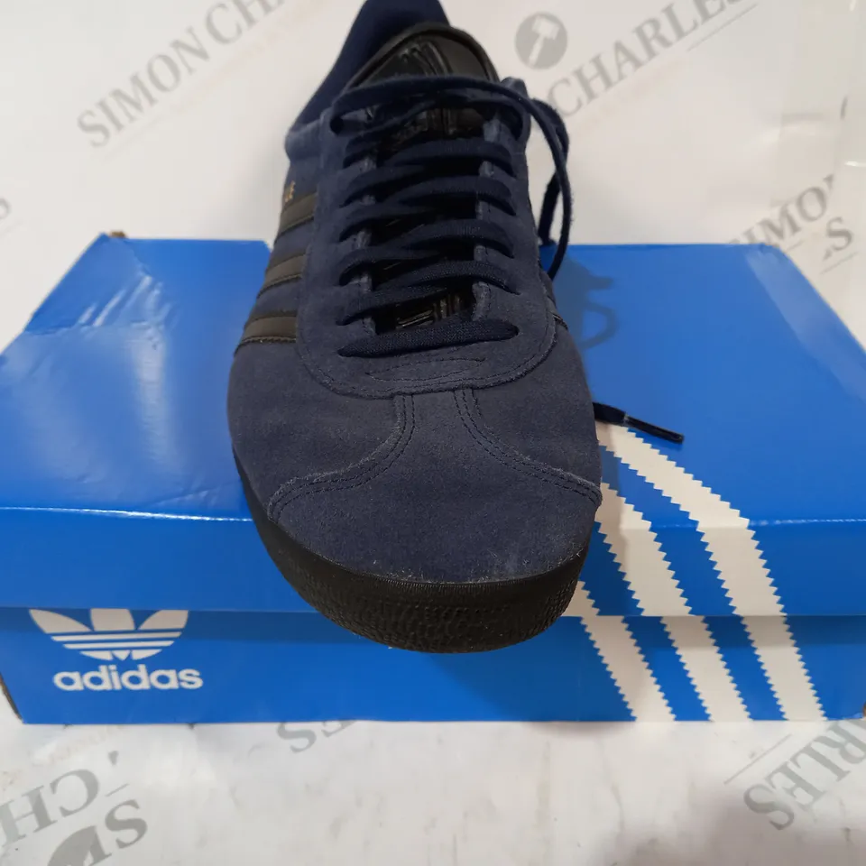 BOXED PAIR OF ADIDAS GAZELLE SHOES IN NAVY/BLACK UK SIZE 8