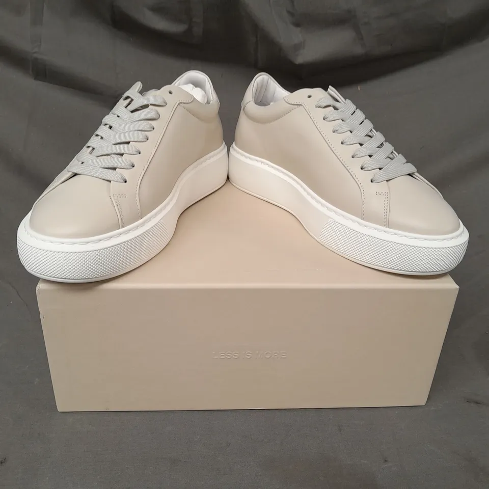 BOXED PAIR OF ARNE WOMEN'S ESSENTIAL LEATHER TRAINERS IN ECRU UK SIZE 5