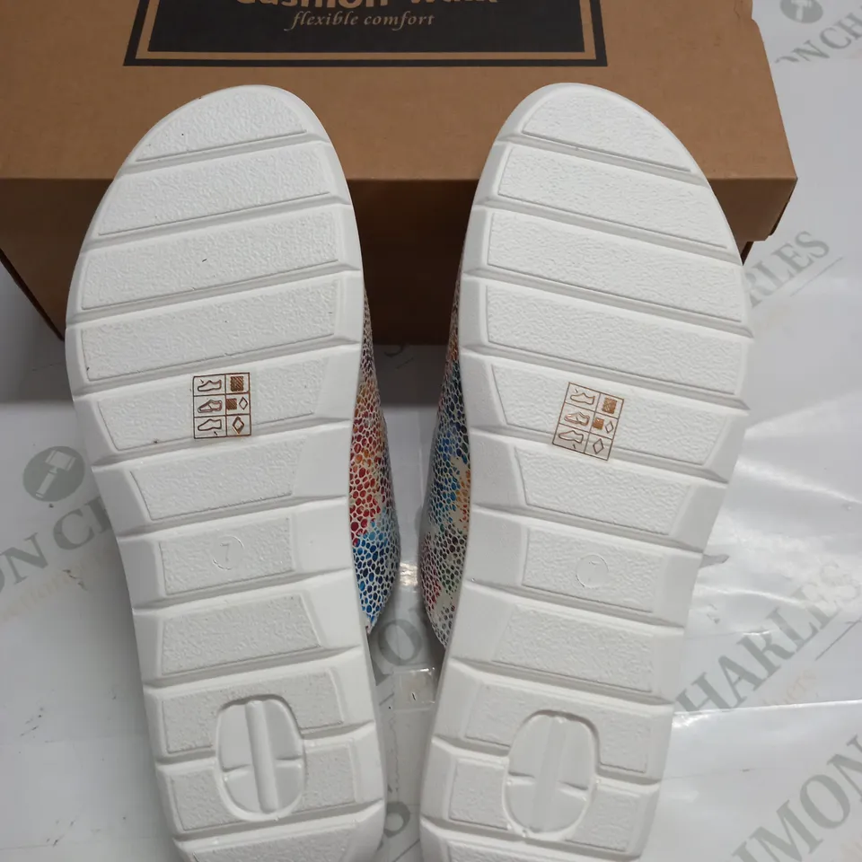 BOXED PAIR OF CUSHION WALK WHITE STRAPPY SANDALS - SIZE 7