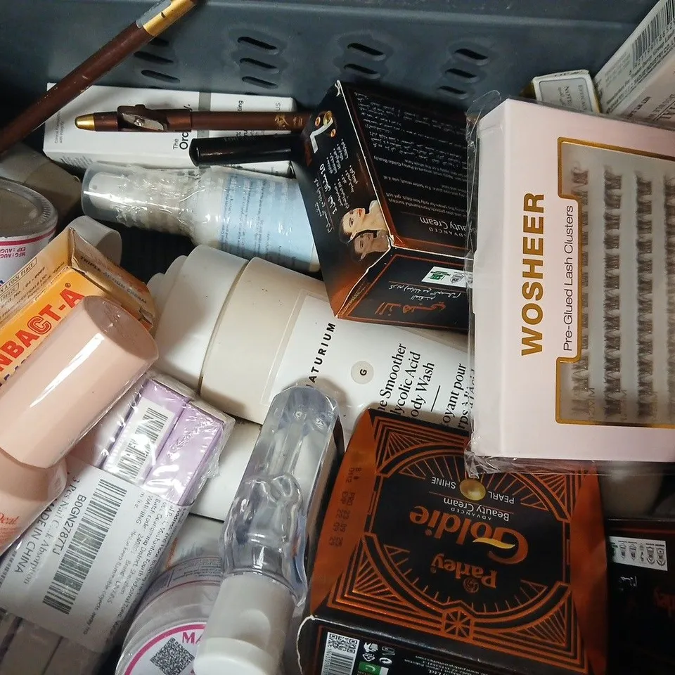 APPROX 12 ASSORTED BEAUTY PRODUCTS TO INCLUDE GILETTE RAZOR, WONDERSKIN TOP GLOSS, CETAPHIL CLEANSER, ETC
