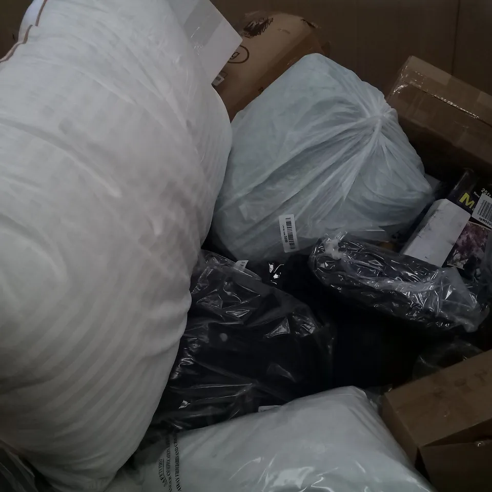 PALLET OF ASSORTED ITEMS INCLUDING GARDEN HOSE, SLEEPING BAG, ELVIROS MEMORY FOAM CERVICAL PILLOW, TRAVEL PILLOW, 25FT MAGIC HOSE, BABY COMFORT CUSHION