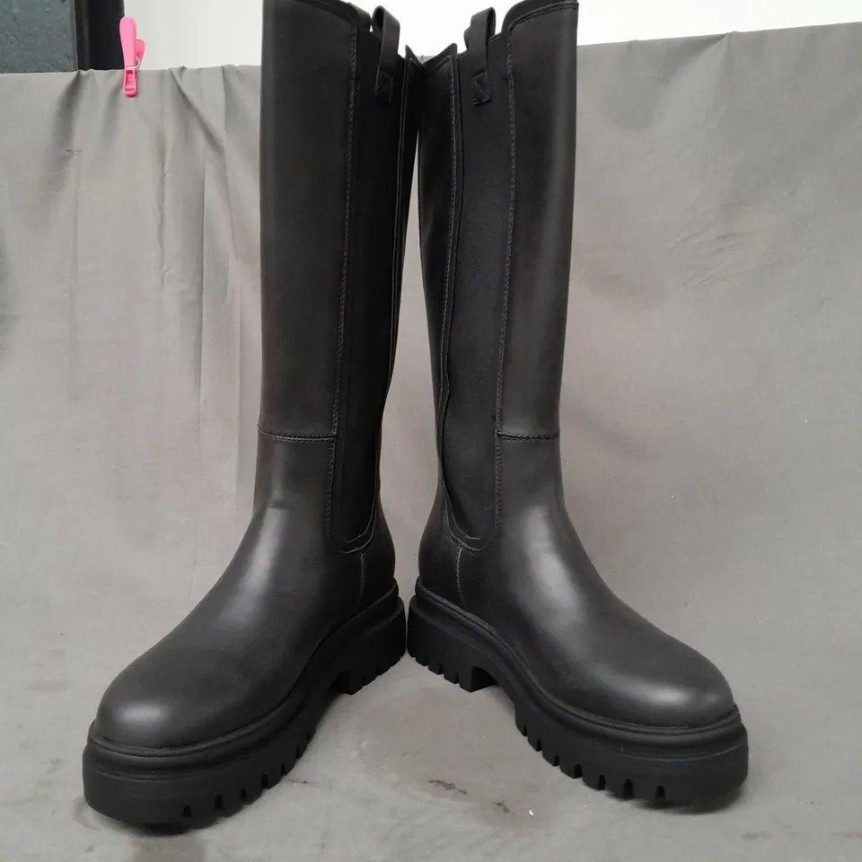 BOXED PAIR OF ROCKET DOG KNEE-HIGH BOOTS IN BLACK UK SIZE 6