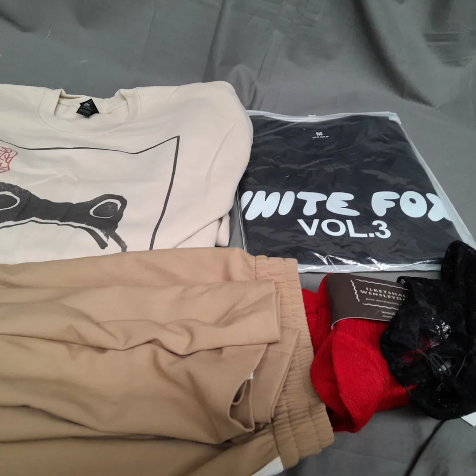 BOX OF APPROXIMATELY 25 ASSORTED CLOTHING ITEMS TO INCLUDE - T-SHIRT , JUMPER , TROUSERS ETC