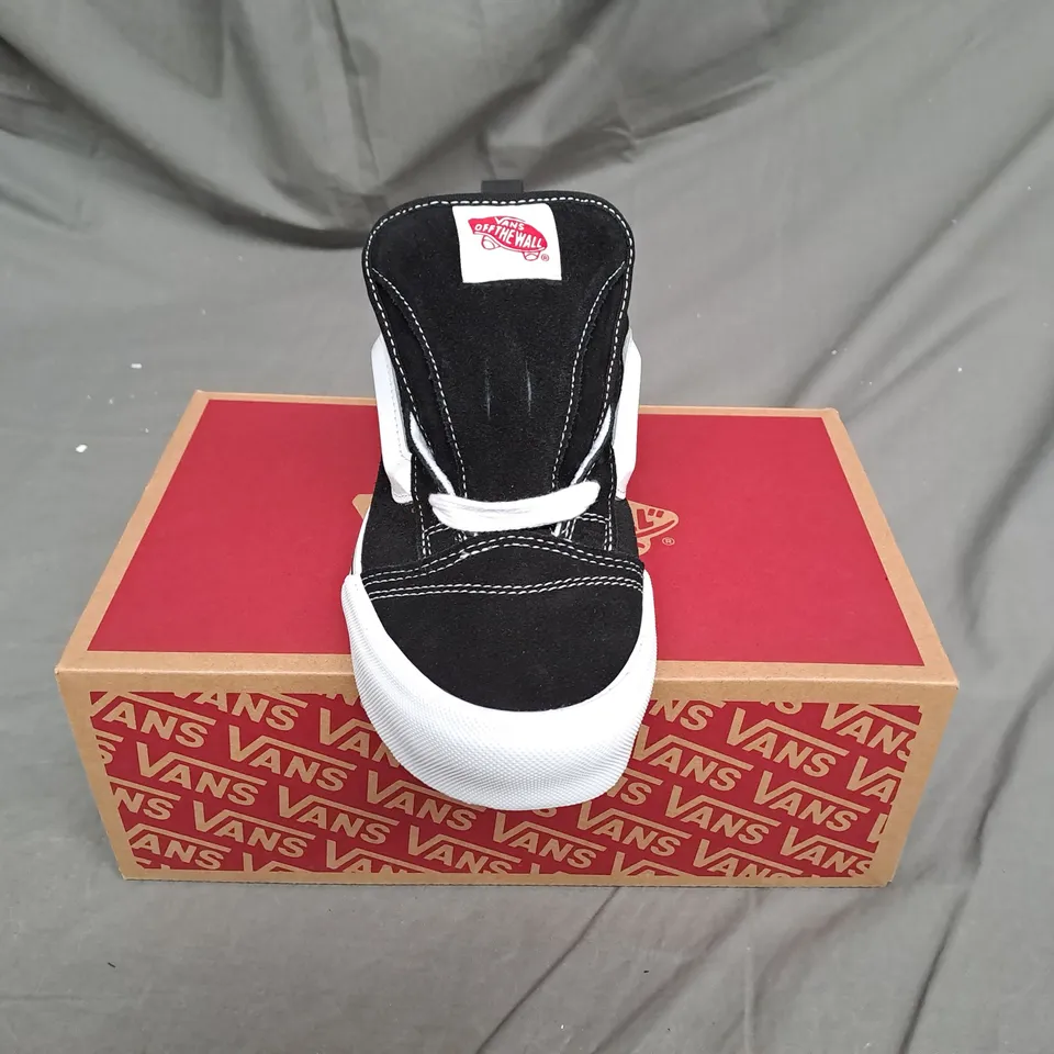 BOXED VANS KNU SKOOL SHOES IN BLACK/TRUE WHITE SIZE 6.5