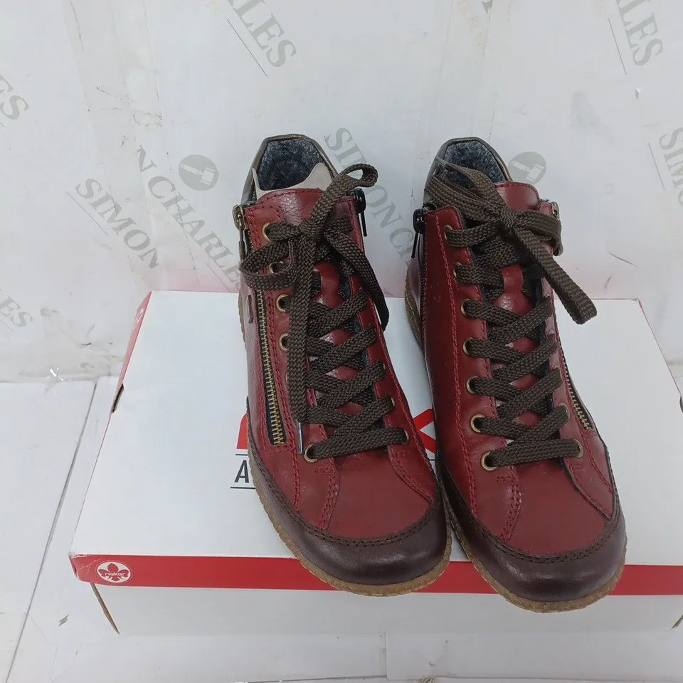 BOXED PAIR OF RIEKER SIDE ZIP WATER RESISTANT BOOTS IN BURGUNDY SIZE 4