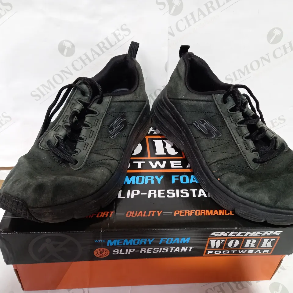 BOXED PAIR OF SKECHERS BLACK TRAINERS  - SIZE 6