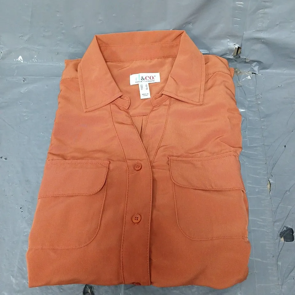BOX OF APPROX 25 D&CO SHORTS IN BURNT ORANGE SIZE M