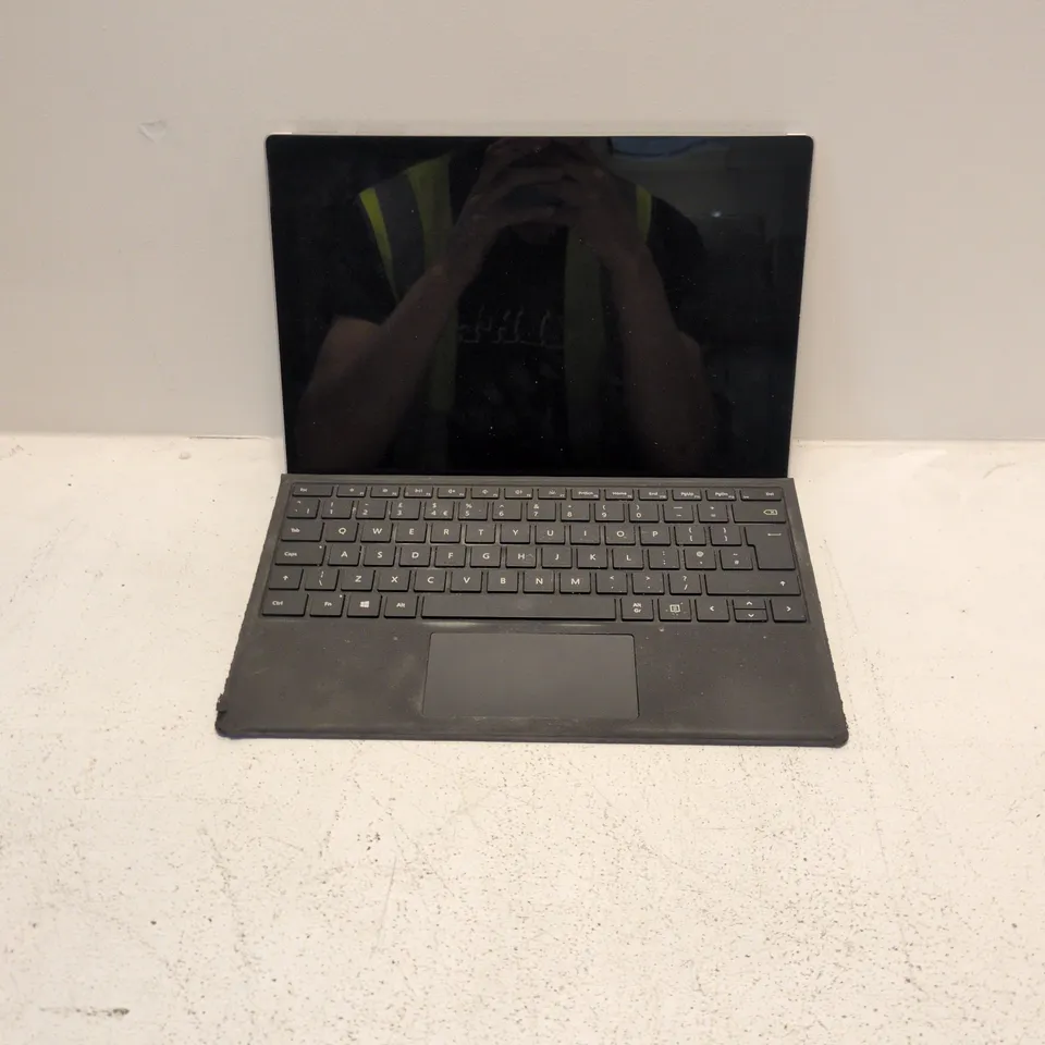 MICROSOFT SURFACE PRO 5 UK WITH KEYBOARD – FAULTY BUTTON (NOT POWER TESTED)