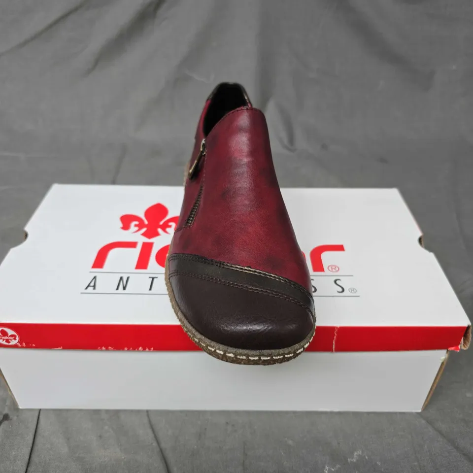 BOXED PAIR OF RIEKER RED COMBINATION ZIP SHOES - 6