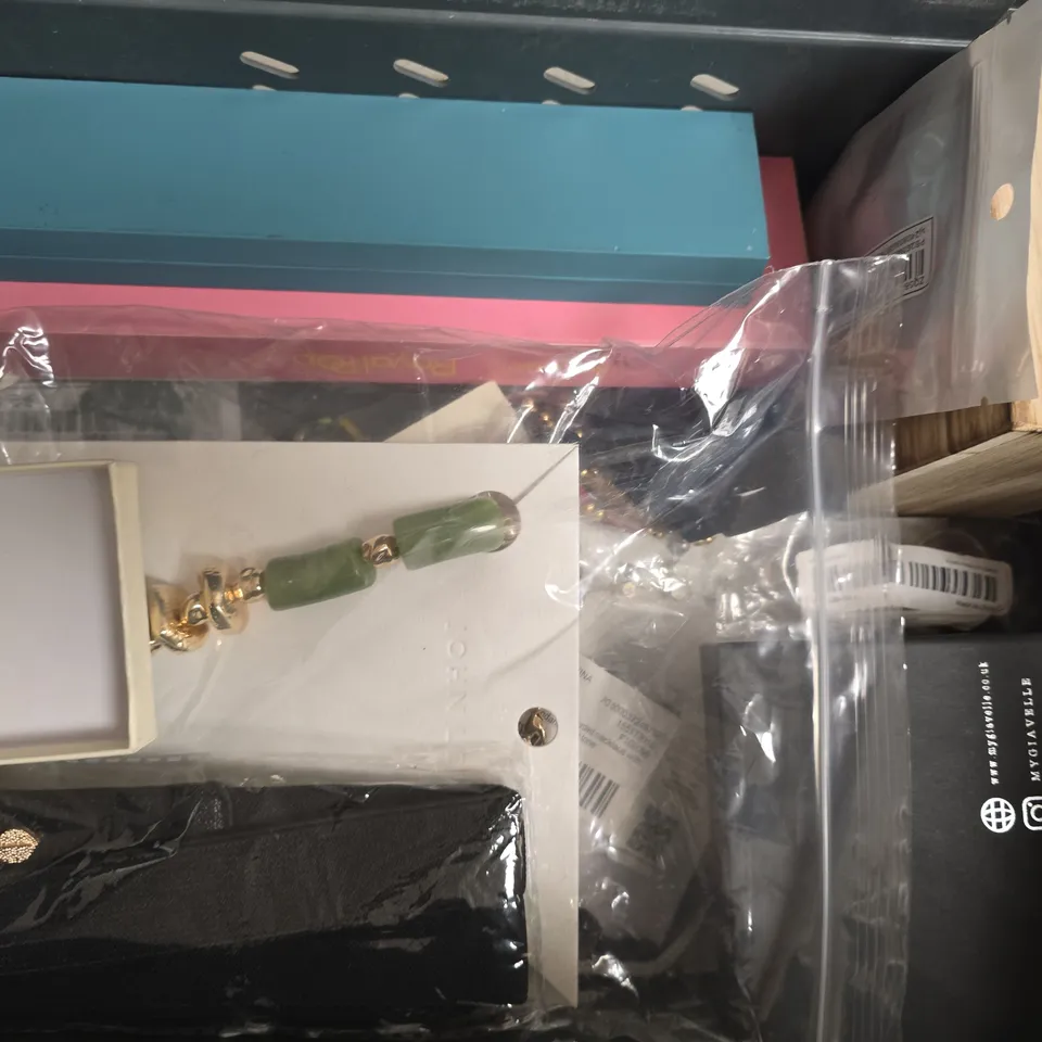 APPROXIMATELY 10 ASSORTED JEWELLERY ITEMS TO INCLUDE RINGS, WATCHES, AND CHAINS, ETC