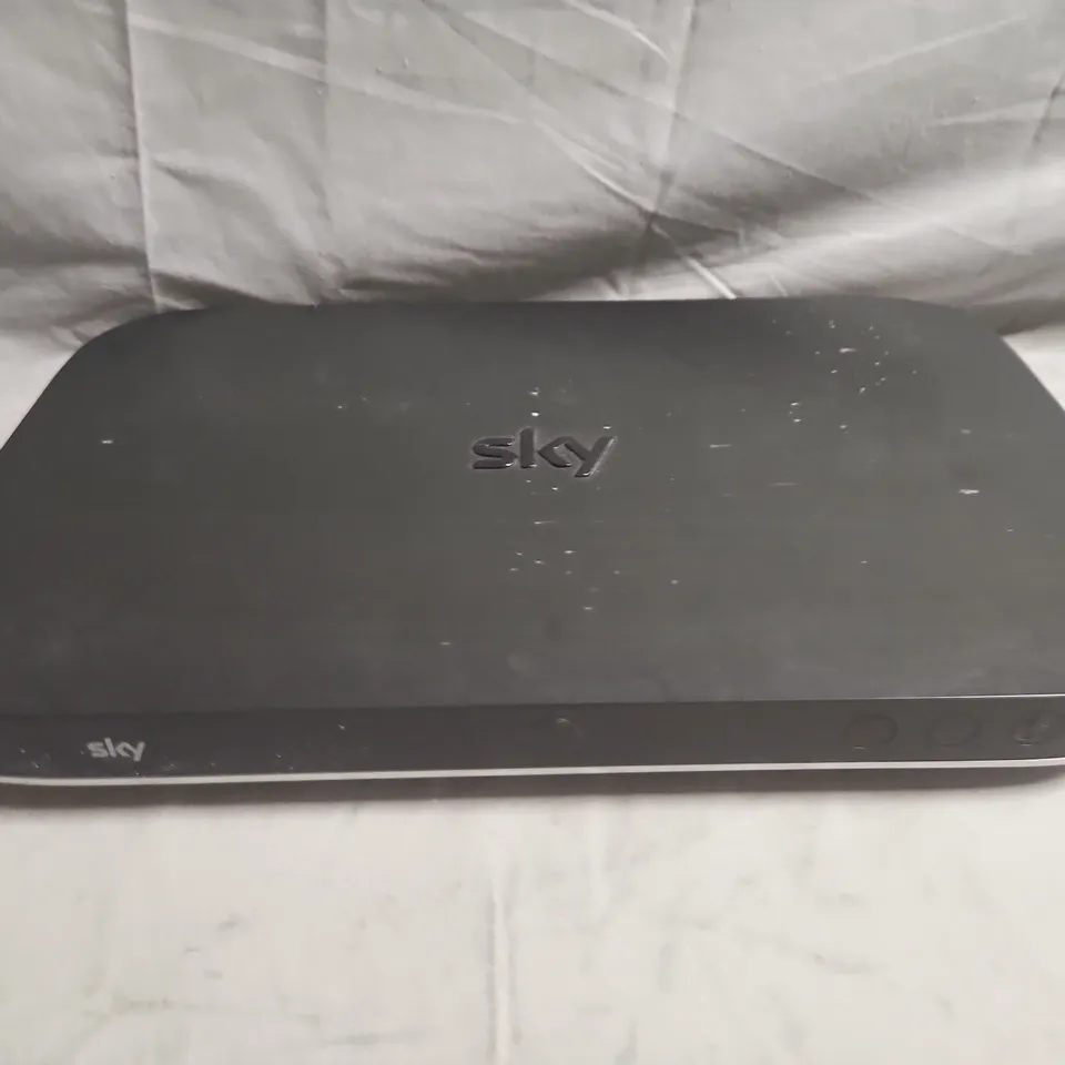 SKY Q BOX - ES240