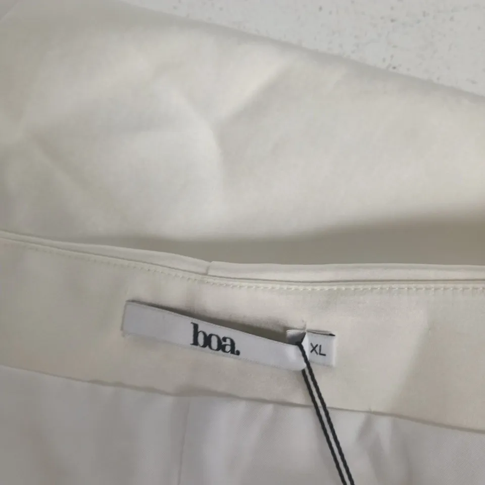 BOA. WHITE WOMEN'S SHORTS – UK SIZE 16-18 (XL)