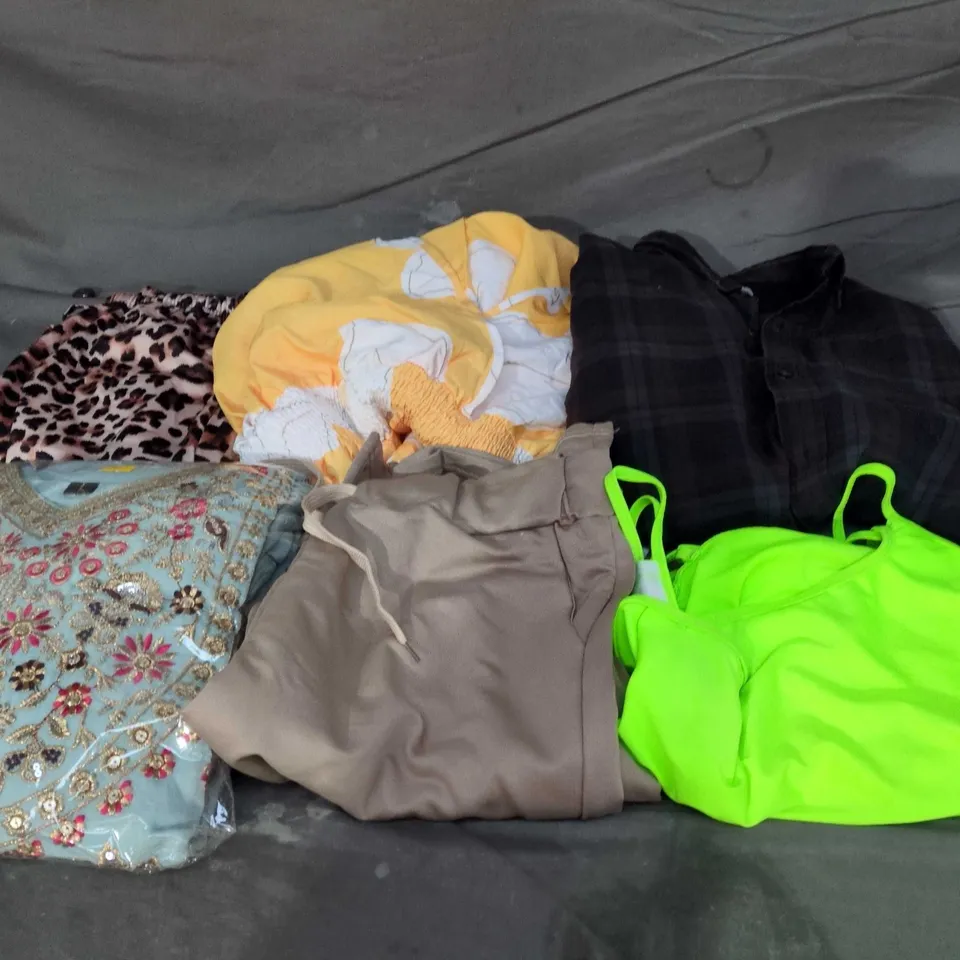BOX OF APPROXIMATELY 20 ASSORTED CLOTHING ITEMS TO INCLUDE DRESS, TOPS, TROUSERS, ETC