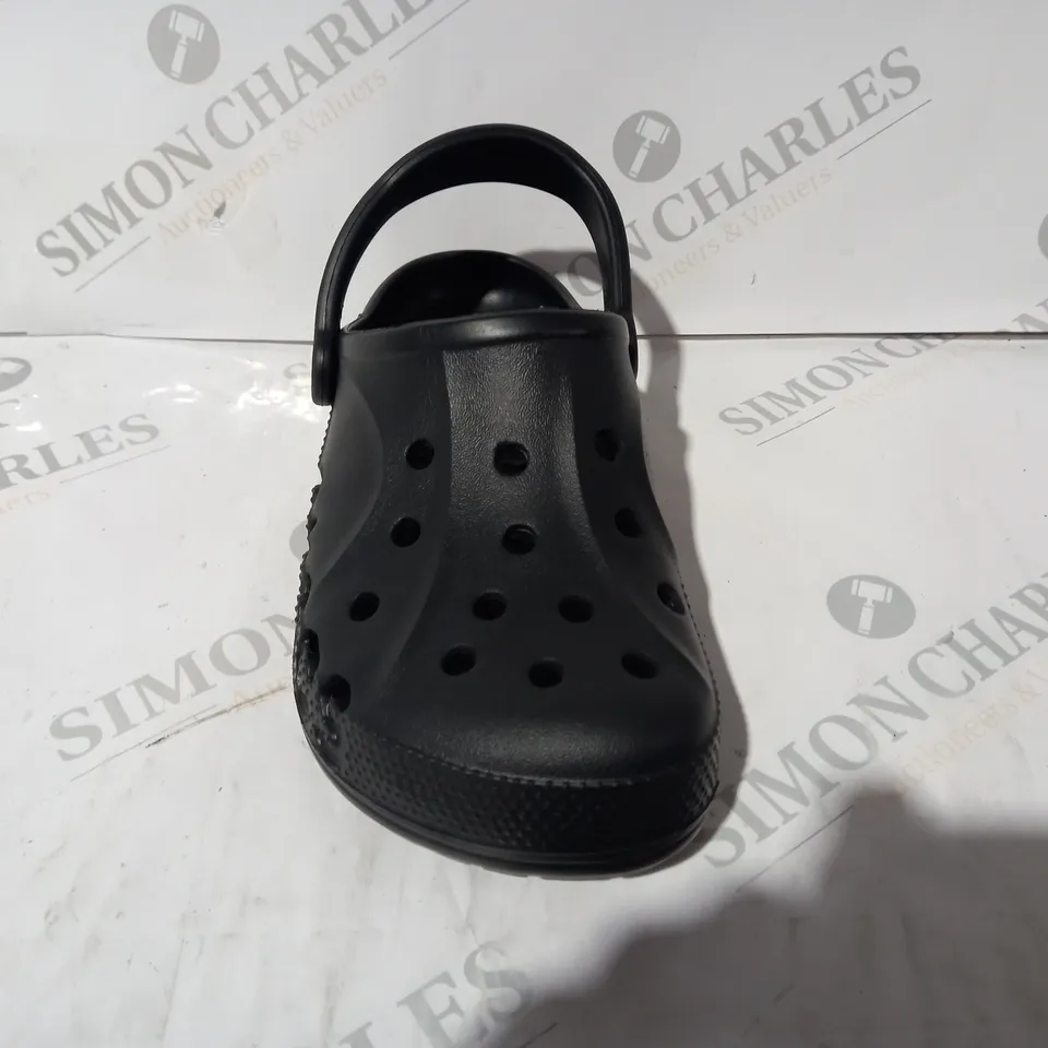 BOXED PAIR OF CROCS BAYA CLOGS IN BLACK SIZE M3/W4