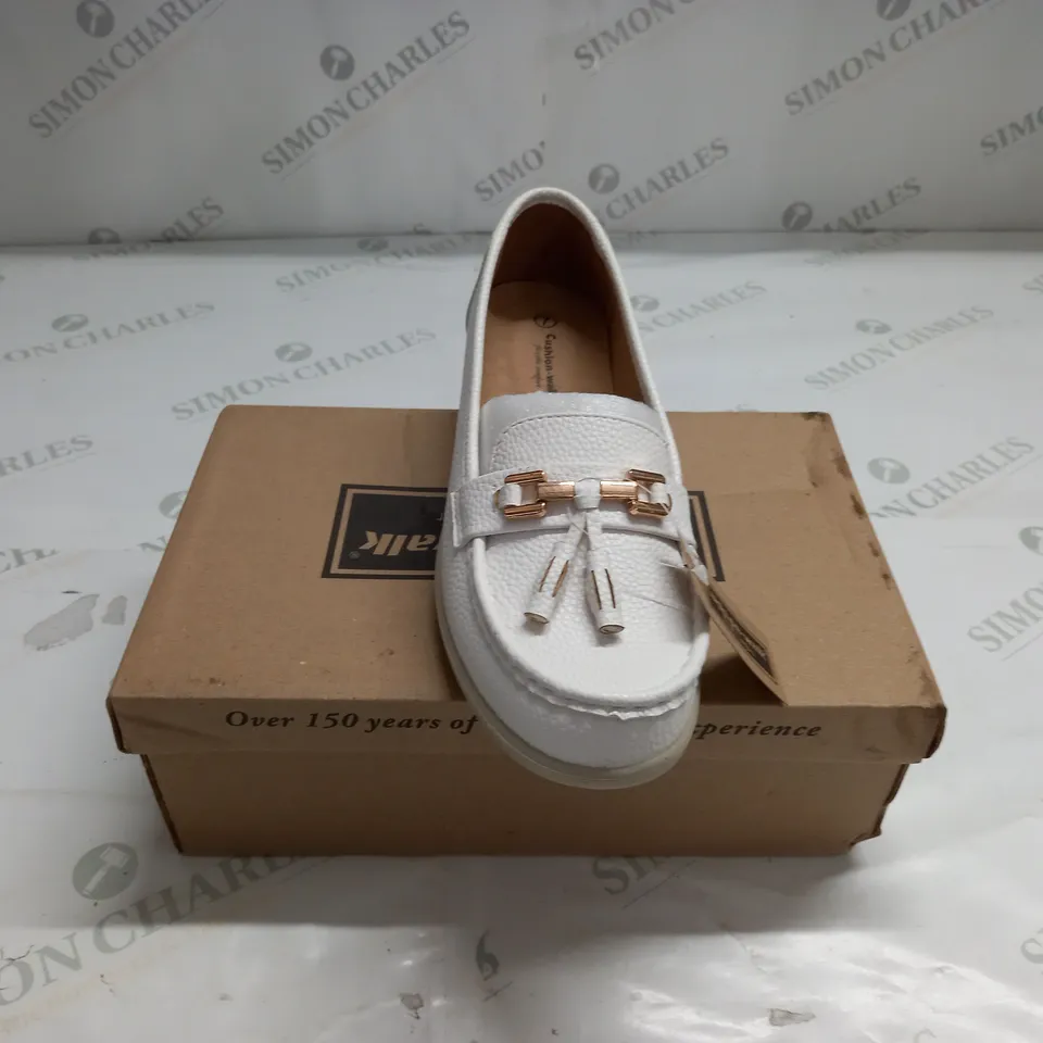 BOXED CUSHION-WALK CREAM LOAFERS SIZE 7