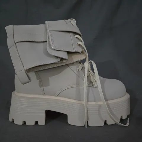 BOXED PAIR OF NO DOUBT CHUNKY PLATFORM ANKLE BOOTS IN CREAM SIZE 6