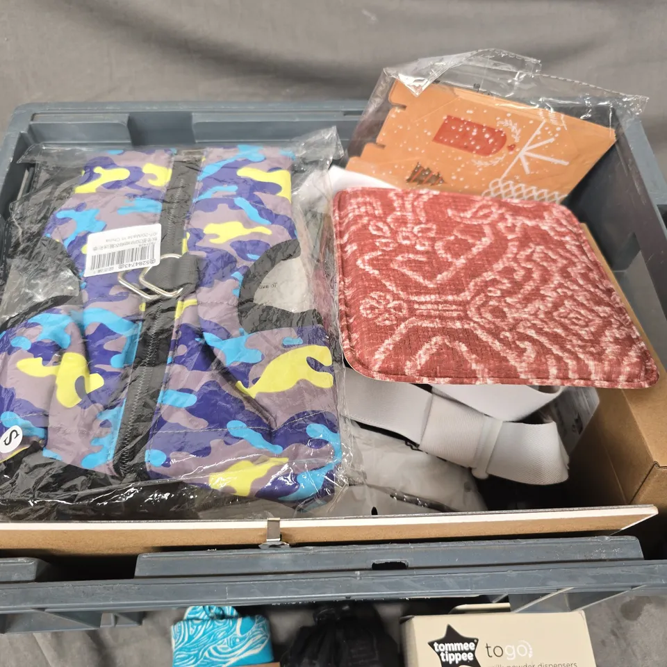 BOX OF ASSORTED ITEMS TO INCLUDE - BAG IN A BAG - TOMME TIPPEE - DOG HARNESS 