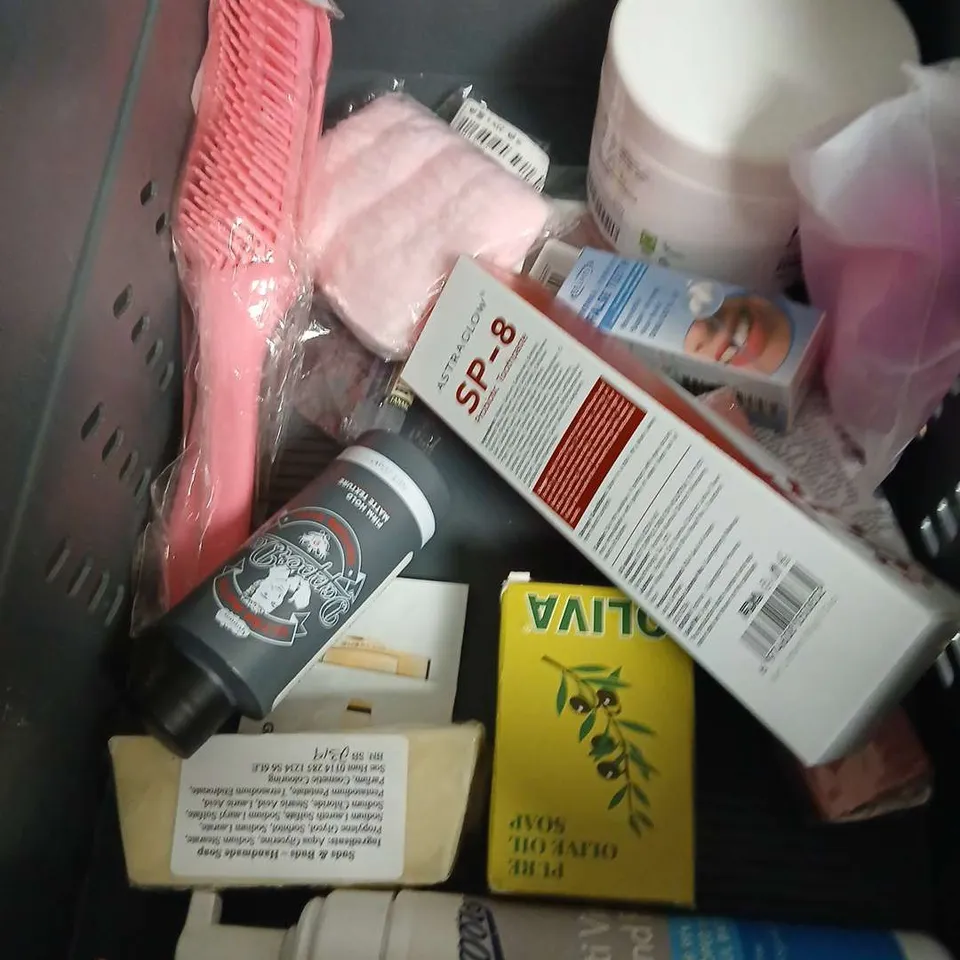 APPROXIMATEY 20 ASSORTED HEALTH AND BEAUTY PRODUCTS TO INCLUDE - GARNIER ROSE SOOTHING TONER - BIODANCE REAL DEEP MASK - MANIC PANIC HAIR DYE - ETC
