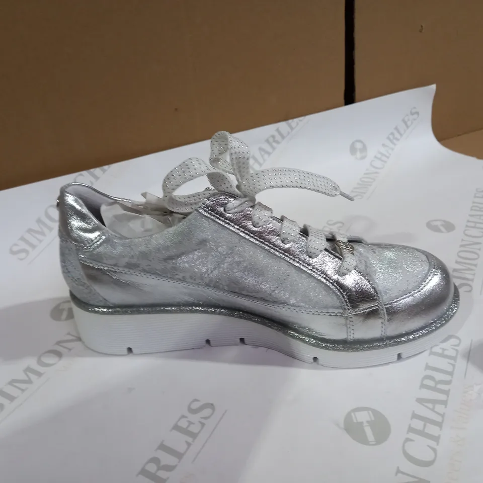 MODA WHITE  TRAINERS SIZE 8