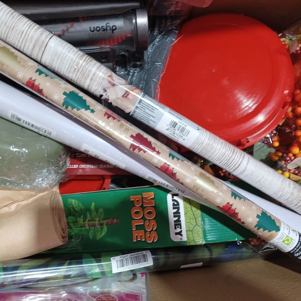 BOX OF APPROXIMATELY 10 ASSORTED HOUSEHOLD ITEMS TO INCLUDE DOG PATTERN CUSHION, DANGER SIGN, DECORATIVE WREATH, ETC