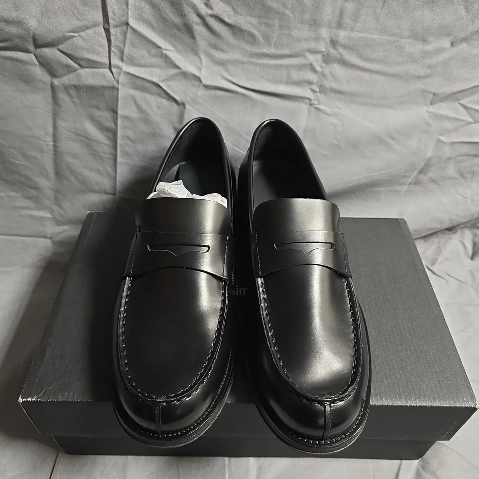 BOXED PAIR OF MASSIMO DUTTI BLACK LEATHER LOAFERS - UK SIZE 40