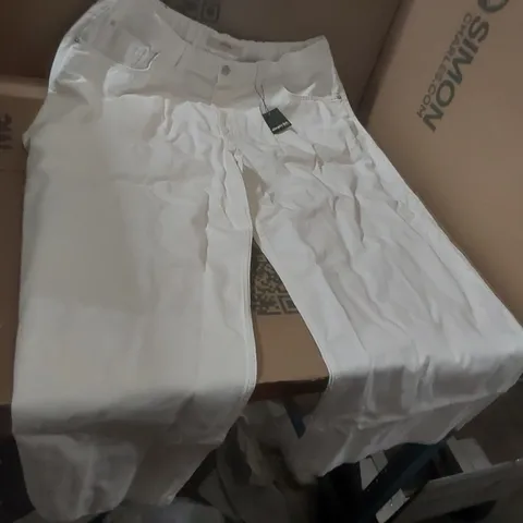 BOX CONTAINING APPROXIMATELY 12x BRAND NEW SIMPLY BE ECRU WIDE LEG JEANS - SIZE 20R