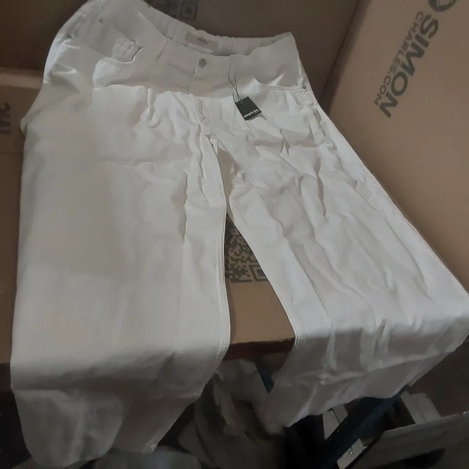 BOX CONTAINING APPROXIMATELY 12x BRAND NEW SIMPLY BE ECRU WIDE LEG JEANS - SIZE 20R