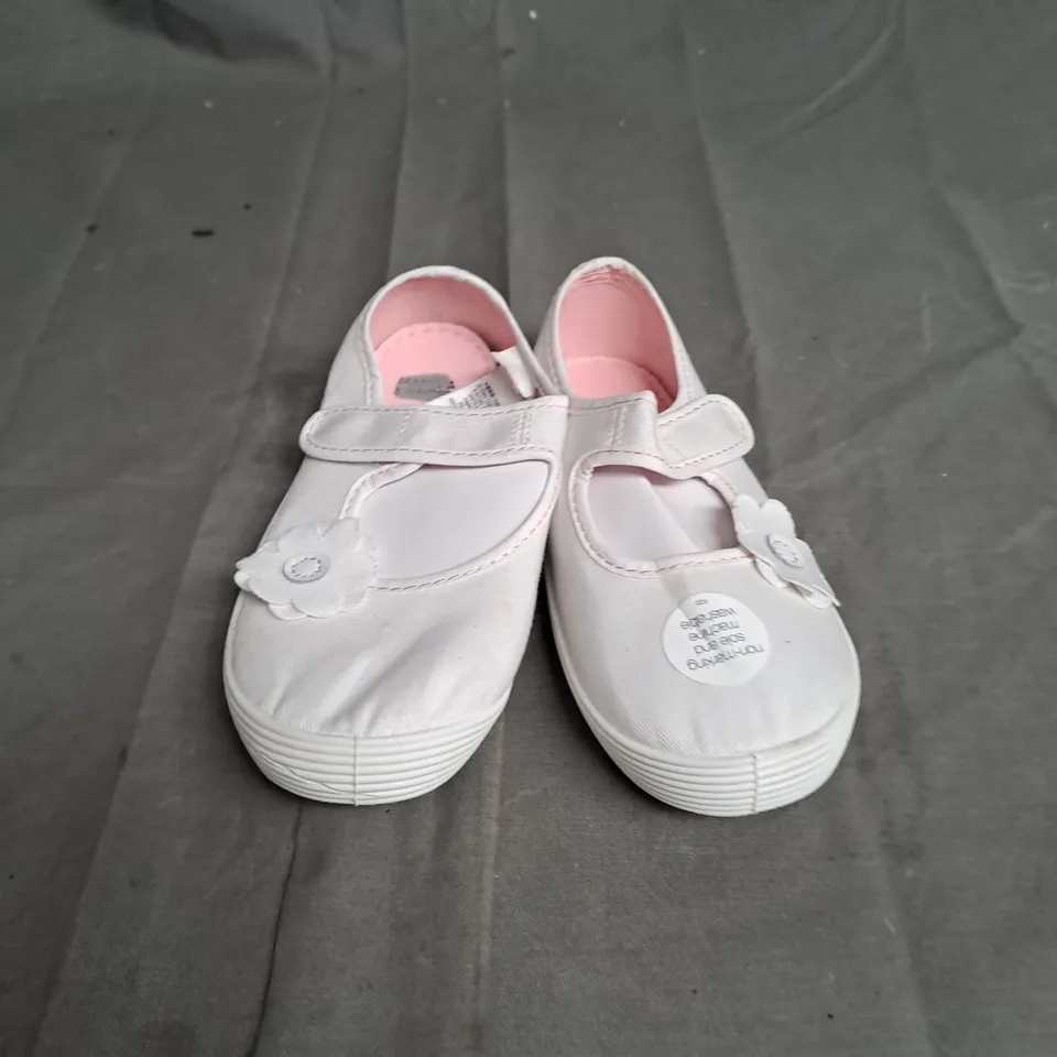 BOXED LOT OF APPROX. 25 PAIR OF GIRLS WHITE PUMPS. VARIOUS SIZES
