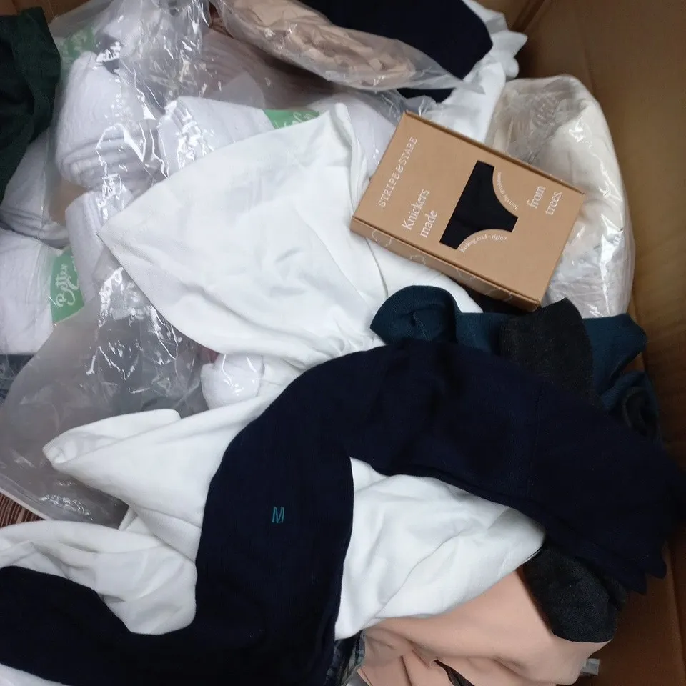 LARGE BOX OF APPROXIMATELY 25 ASSORTED CLOTHING ITEMS IN VARIOUS COLOURS, STYLES AND SIZES - COLLECTION ONLY
