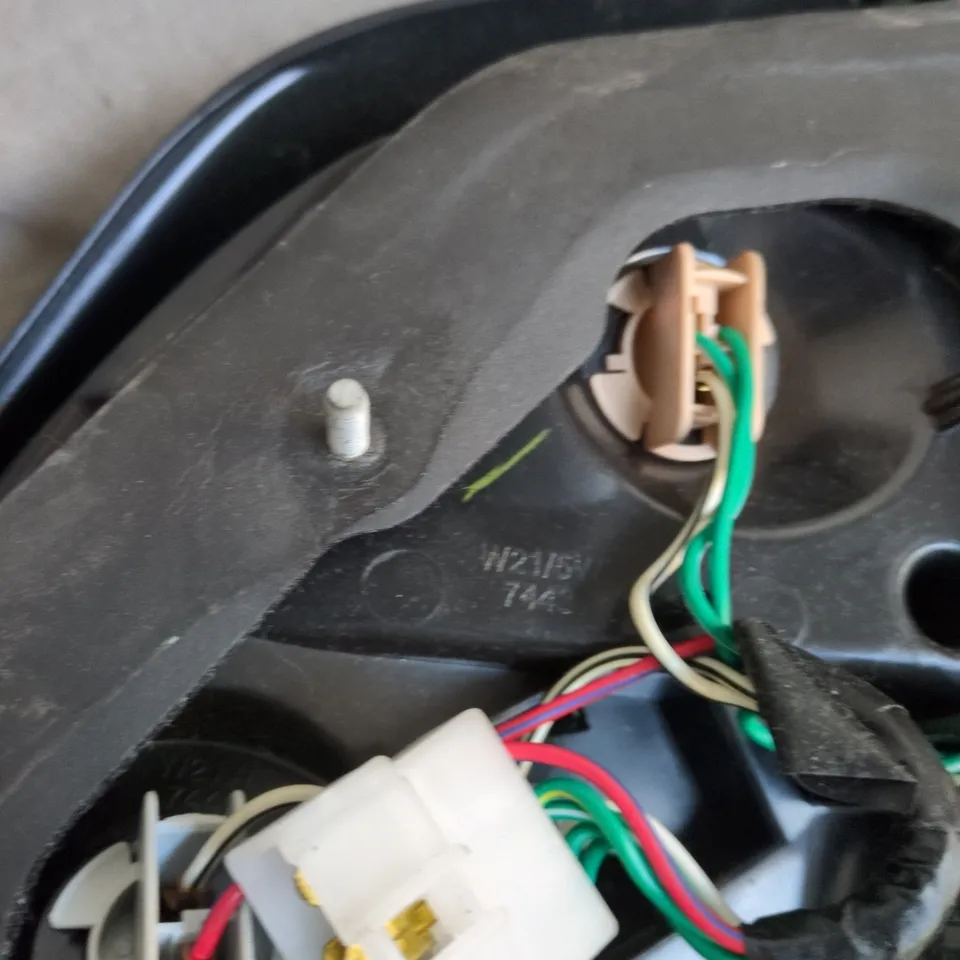 LOT OF 2 CAR HEADLIGHTS W21/5W 7443 CAR MODEL UNSPECIFIED