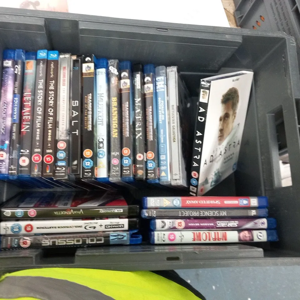 APPROXIMATELY 31 ASSORTED BLU-RAYS AND DVDS TO INCLUDE; SMILE, DUNGEONS AND DRAGONS, AD ASTRA AND BABYLON