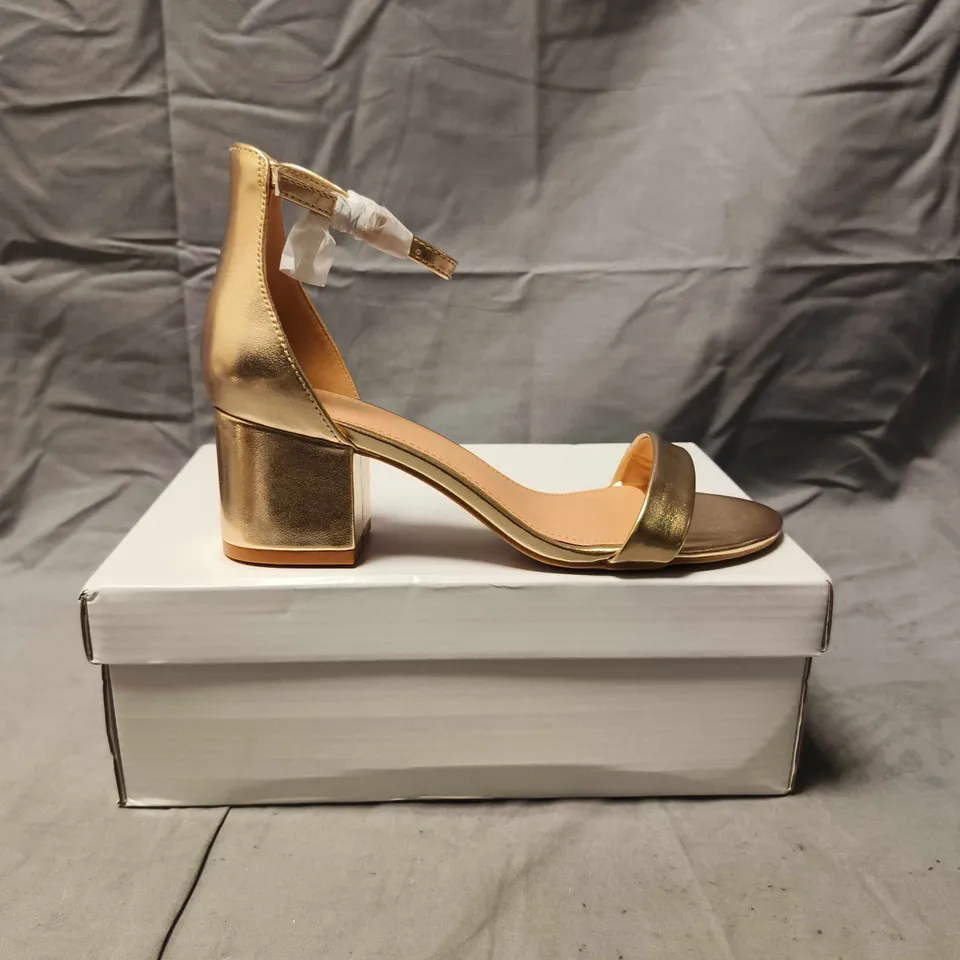 BOXED PAIR OF UNBRANDED OPEN TOE BLOCK HEEL SANDALS IN GOLD SIZE EU 37