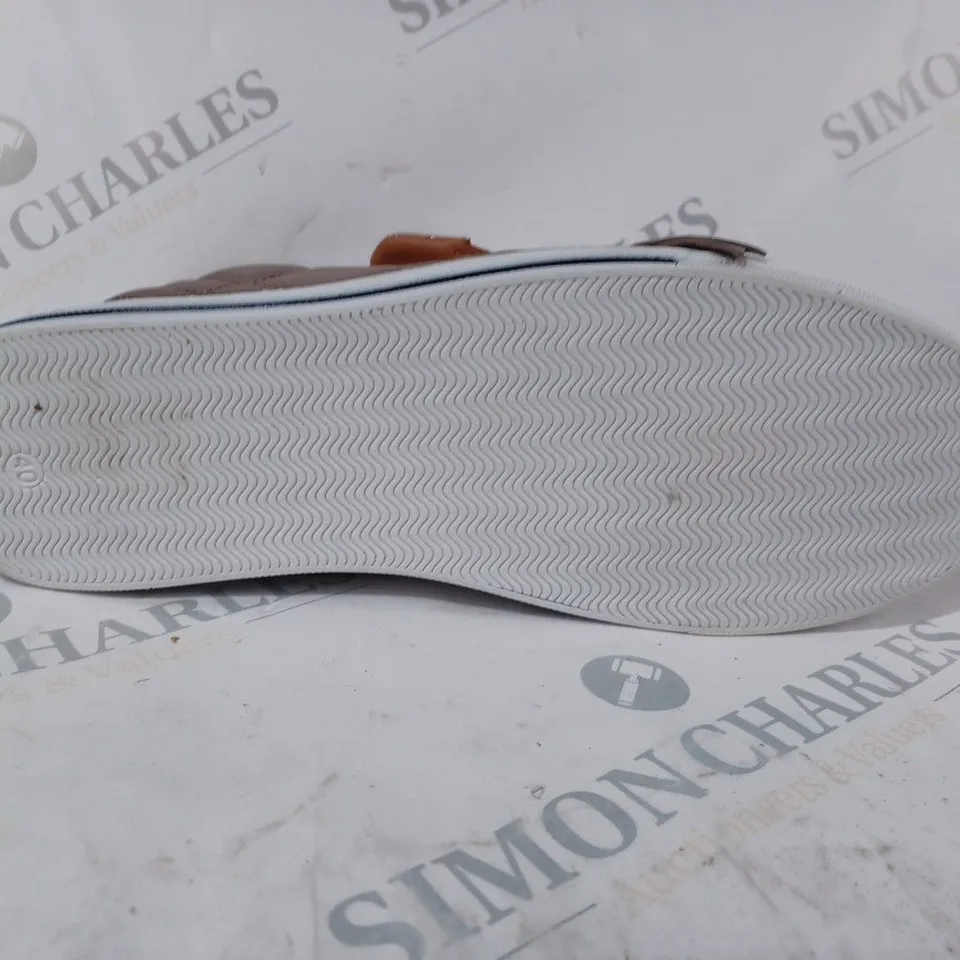 BOXED PAIR OF MODA IN PELLE BAYLEN TRAINERS IN TAUPE SIZE 7