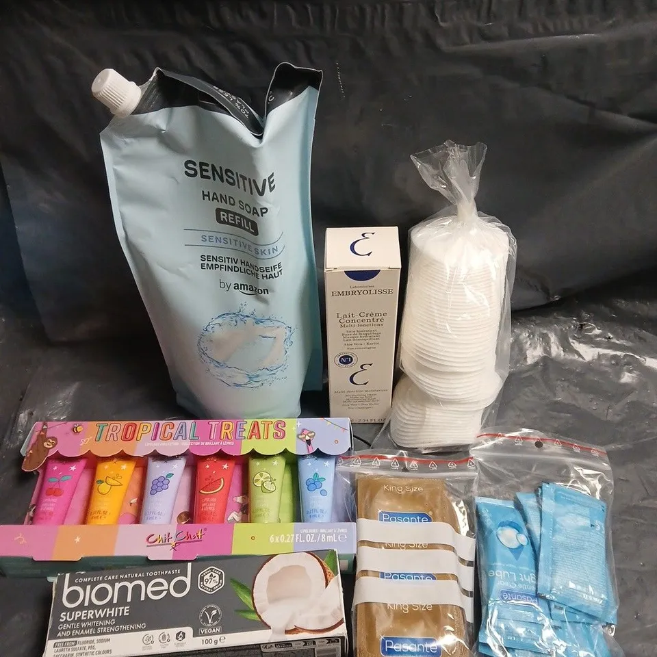 APPROXIMATELY 15 ASSORTED HEALTH & BEAUTY PRODUCTS TO INCLUDE BIOMED SUPERWHITE TOOTHPASTE, PASANTE CONDOMS, HAND SOAP ETC 