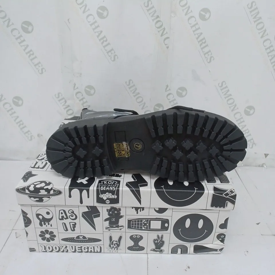 KOI FOOTWEAR MENS BLACK ANIMAL FREE MILITARY BOOTS SIZE 7