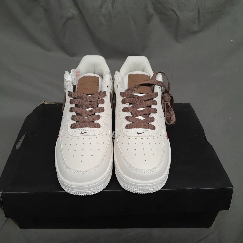 BOXED PAIR OF WOMENS AIR FORCE 1 '07 TRAINERS SIZE 4