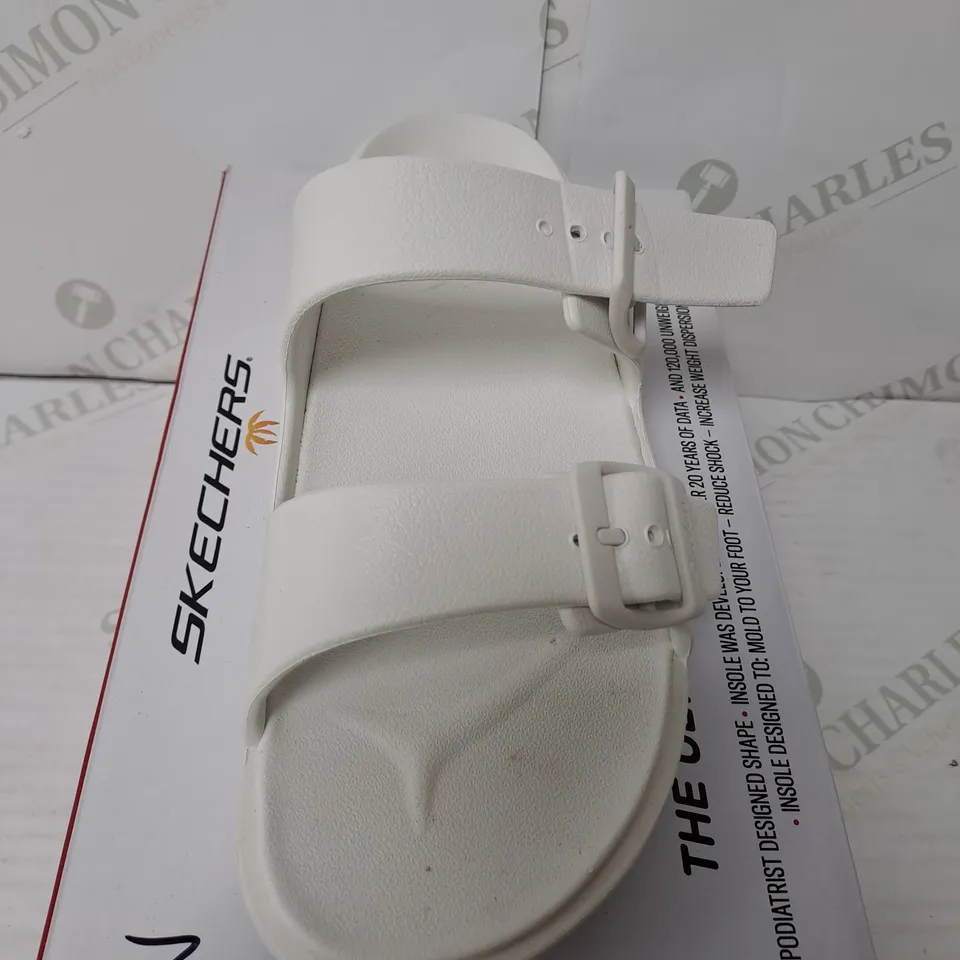BOXED PAIR OF SKECHERS ARCH FIT FOAMIES SLIDE SANDALS IN WHITE SIZE 5