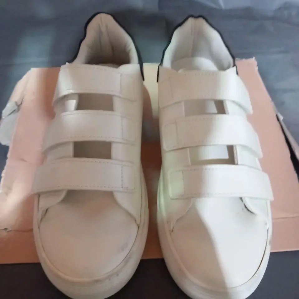 BOXED SOLEA MAVERIC SNEAKERS SIZE 4