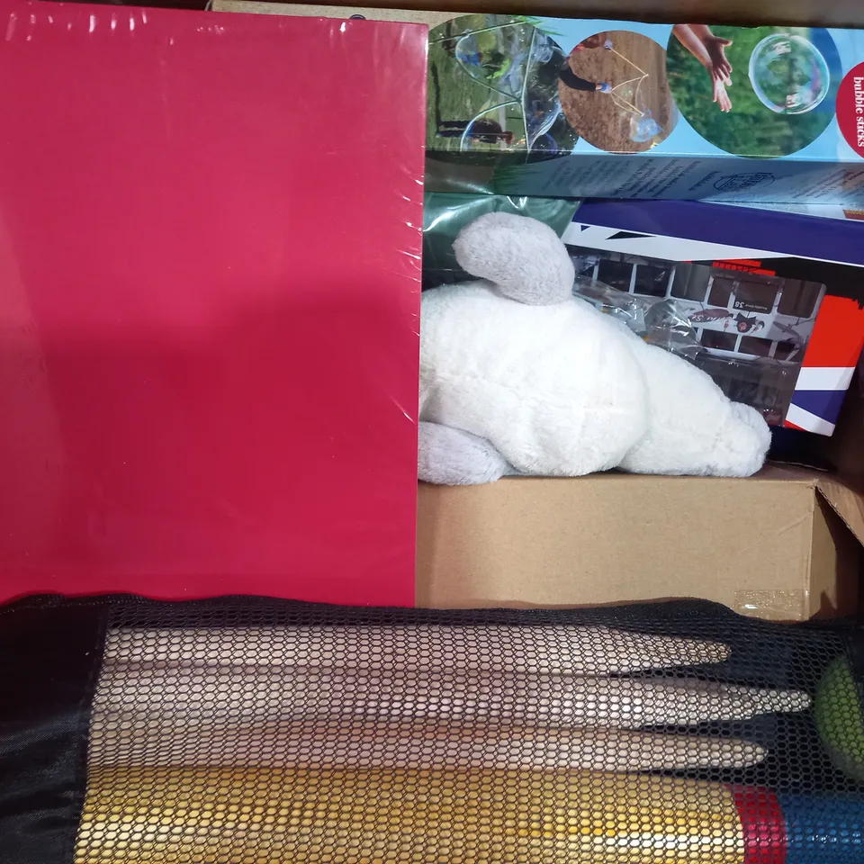 BOX OF APPROXIMATELY 10 ASSORTED TOYS AND GAMES TO INCLUDE PET GRAVITY CHIRPING BALL, LOOSE BAG OF LEGO, INFLATABLE DONUT, ETC