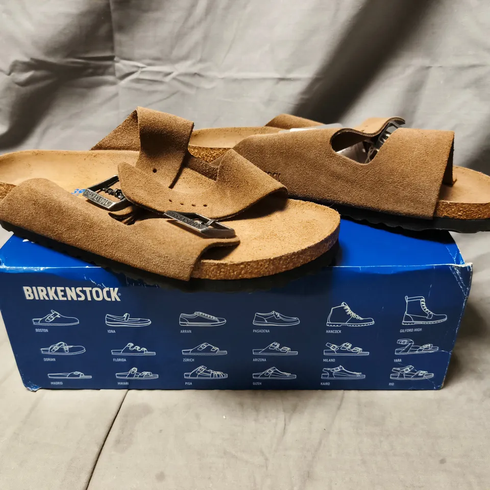 BOXED PAIR OF BIRKENSTOCK ARIZONA BS SANDALS IN DARK TAUPE SIZE UK 5.5