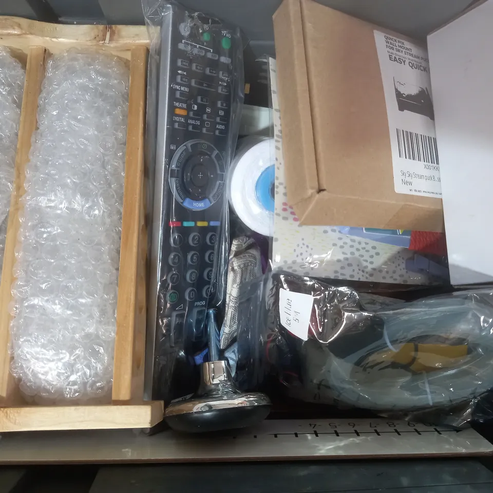 APPROXIMATELY 20 ASSORTED HOUSEHOLD ITEMS TO INCLUDE WOODWORKING TOOL, TEATOWEL, ETC