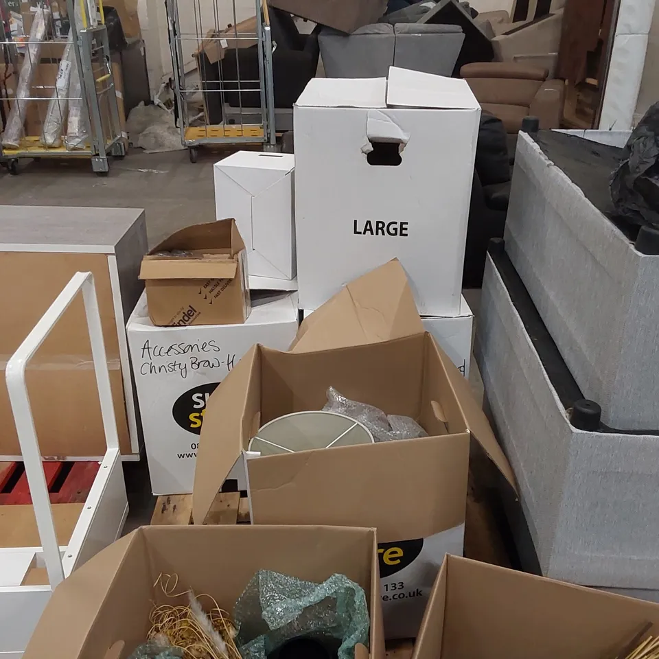 PALLET OF ASSORTED HOMEWARE SHOWROOM DECORATION FURNISHINGS INCLUDING: VASES, LAMPSHADES, FOOD CONTAINERS, WINE GLASSES, ARTIFICIAL PLANTS ECT