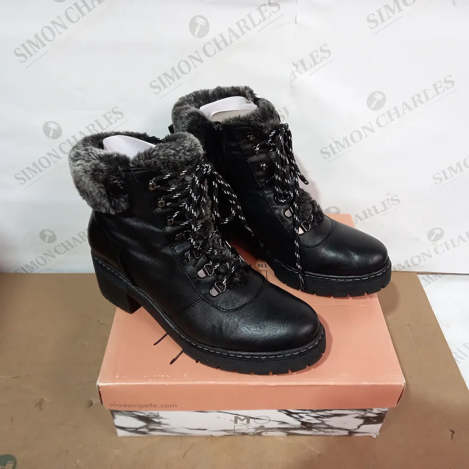 BOXED PAIR OF MODA IN PELLE BLACK BOOTS - SIZE 41