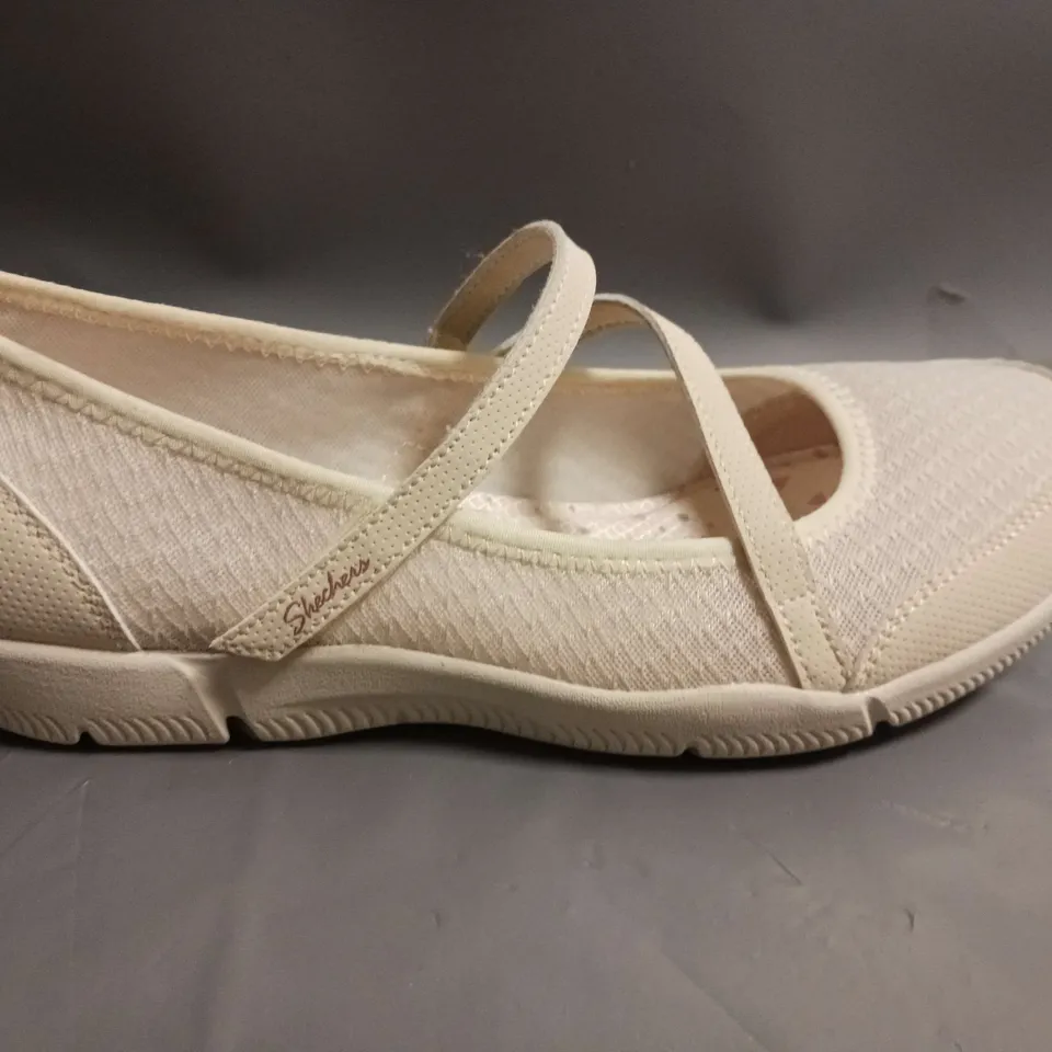 SKECHERS AIR COOLED MEMORY FOAM SLIP ON PUMPS CREAM SIZE 5.5