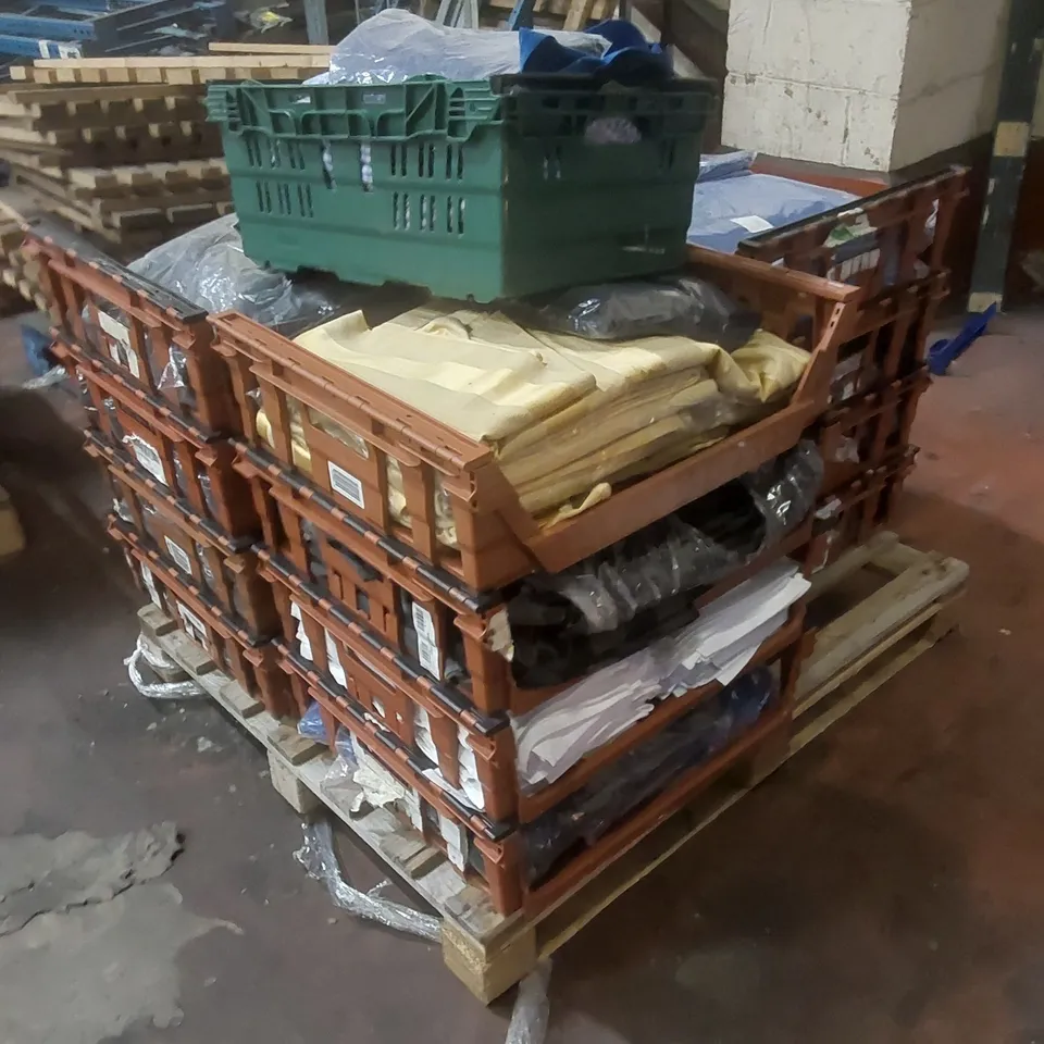 PALLET OF TO CONTAIN A LARGE ASSORTMENT OF DINING TABLE CLOTHS WITH TOTES // SIZES AND COLOURS VARY