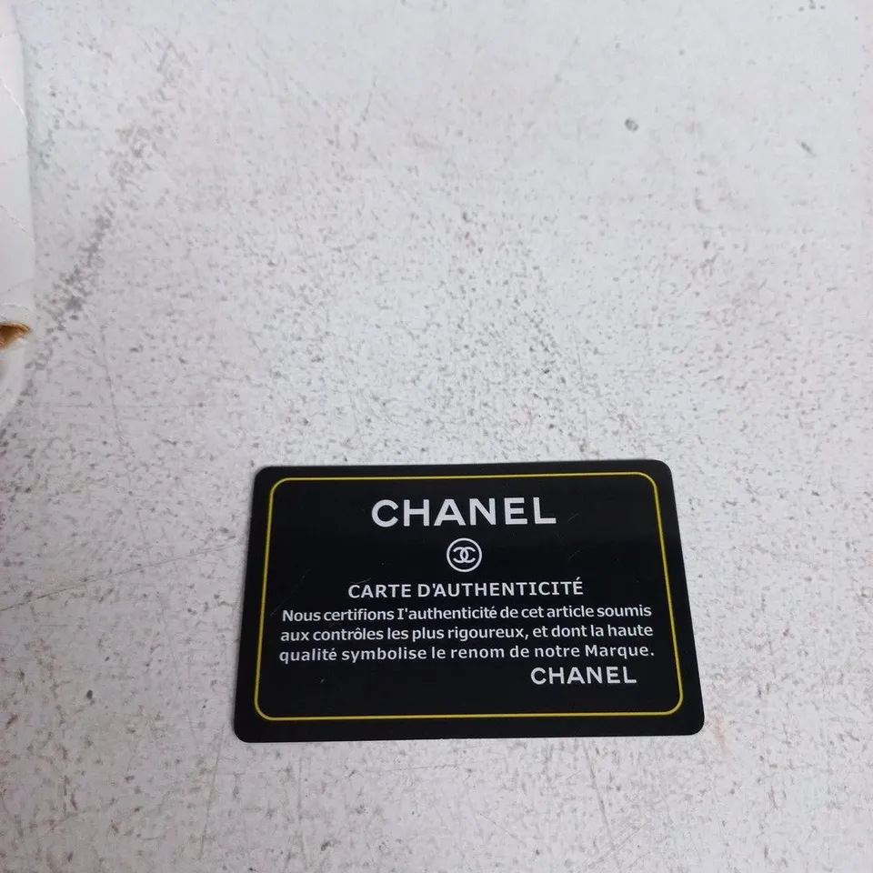 CHANEL WHITE QUILTED LEATHER FLAP BAG WITH CHAIN STRAP